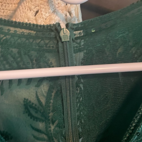 JJās House - Emerald Bridesmaidās Dress - Picture 6 of 14